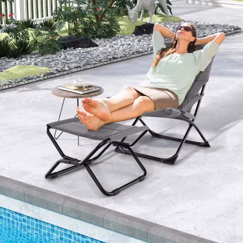 Sedia a sdraio pieghevole Design Mania con poggiapiedi e cuscino impermeabile in tessuto grigio e struttura in acciaio verniciato a polvere per giardino e balcone – 2