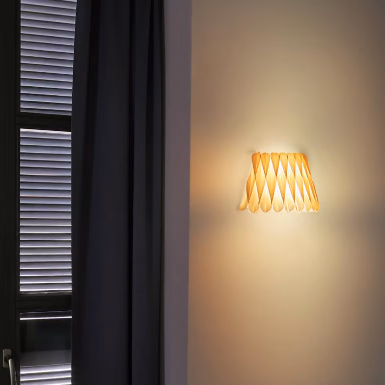 LZF LAMPS Applique Lola, dimmerabile, Crema / Ambra, Soggiorno / Sala da pranzo, Legno, Design, Applique