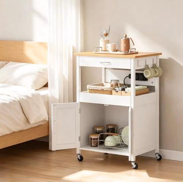 Carrello da cucina ULEVR 60x45x92 cm con 2 prese, ruote e cassetto, mobile bianco effetto bamb¨´