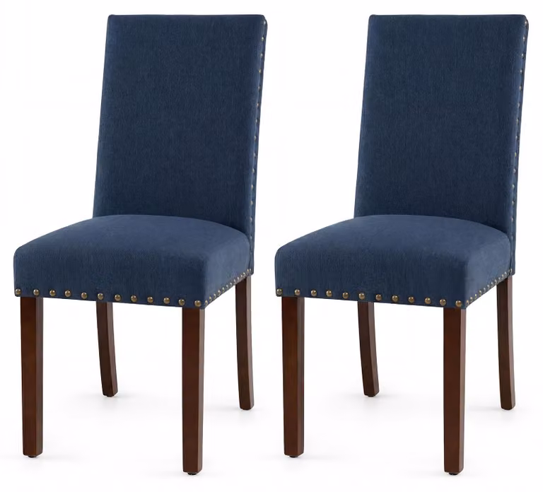 Set di 2 sedie da pranzo imbottite, ideali per la cucina o il soggiorno, con schienale ergonomico e gambe robuste in legno di gomma. Le sedie sono rivestite in tessuto e presentano dettagli decorativi a forma di testa di chiodo. Supportano un peso massimo