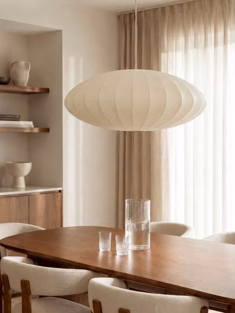 Haru lampada a sospensione Kenay Home bianca in plastica e tessuto per la tua sala da pranzo