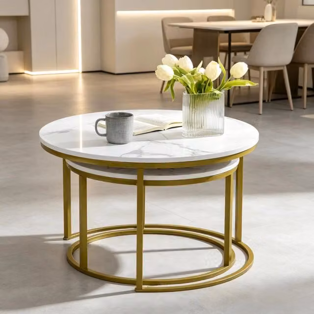 Set di 2 tavolini bassi modulari OKWISH con piano rotondo effetto marmo e base in metallo, oro e bianco