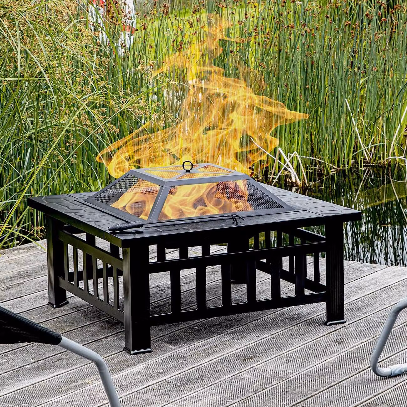Focolare per terrazza e giardino con effetto decorativo in pietra, stufa da terrazza e barbecue con griglia, griglia per carbone, copertura, attizzatoio e telo antipioggia