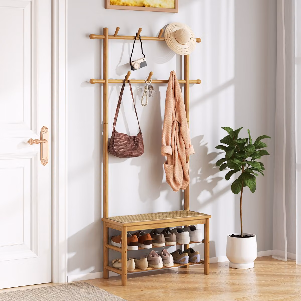 Attaccapanni Costway in bambù con panca e scarpiera, modello hall tree con 13 ganci e mensole, colore beige e marrone naturale