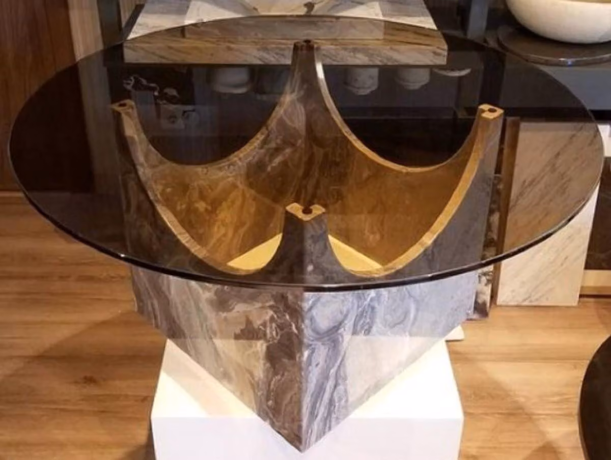 Tavolino in marmo di Casa Padrino con piano in vetro color grigio/bronzo Ø 90 x H. 43 cm - Tavolino da salotto rotondo in marmo di alta qualità - Mobili da salotto
