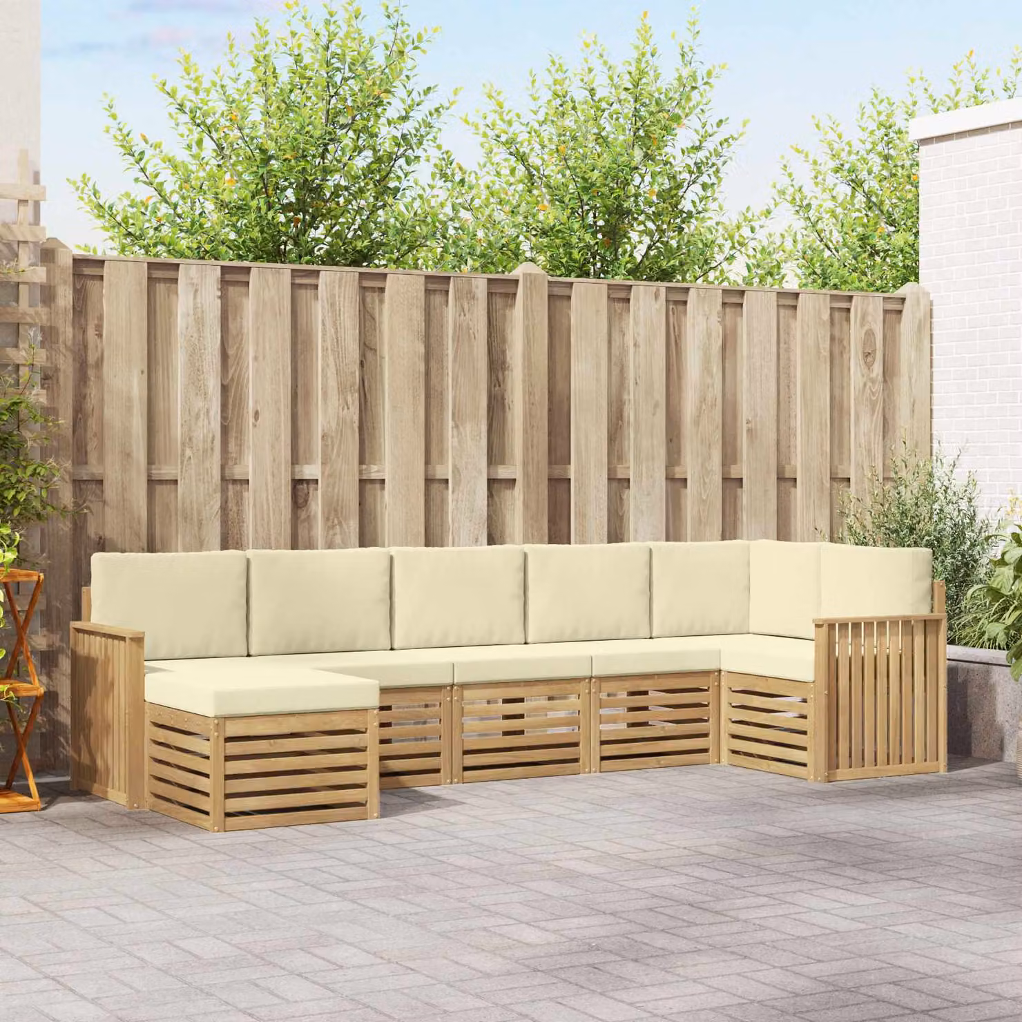 vidaXL Set di divani da esterno a L composto da 7 pezzi in legno di acacia con cuscini Bianco e Beige