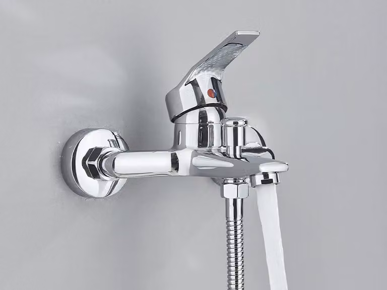 Miscelatore per vasca da bagno - Montaggio a parete. Miscelatore per vasca - Miscelatore monocomando - Acqua calda e fredda - Cartuccia in Vetroceramica - Doccetta manuale - Cromato