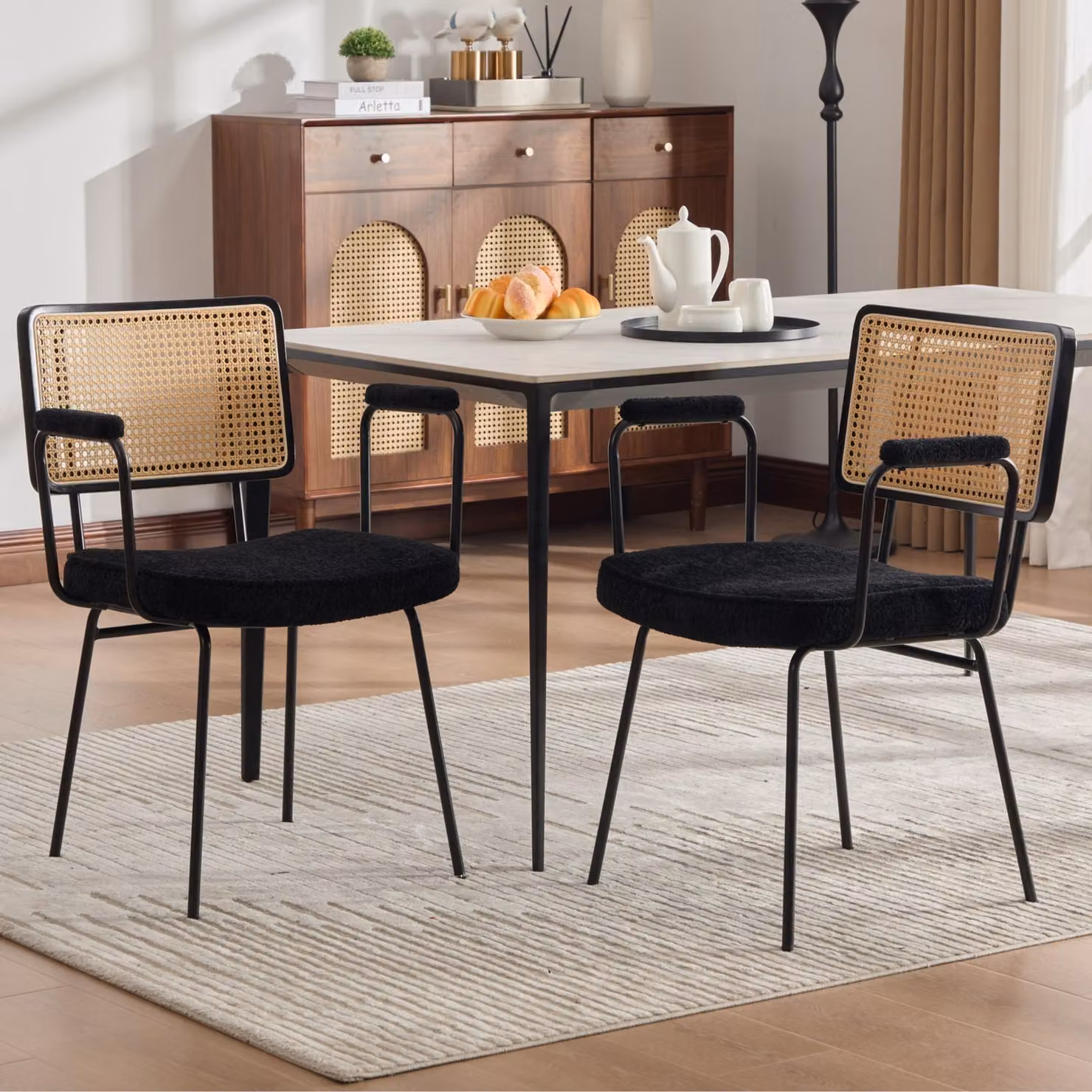 Set di 2 poltrone da pranzo con braccioli, seduta e schienale in tessuto tipo chenille con effetto rattan, colore nero