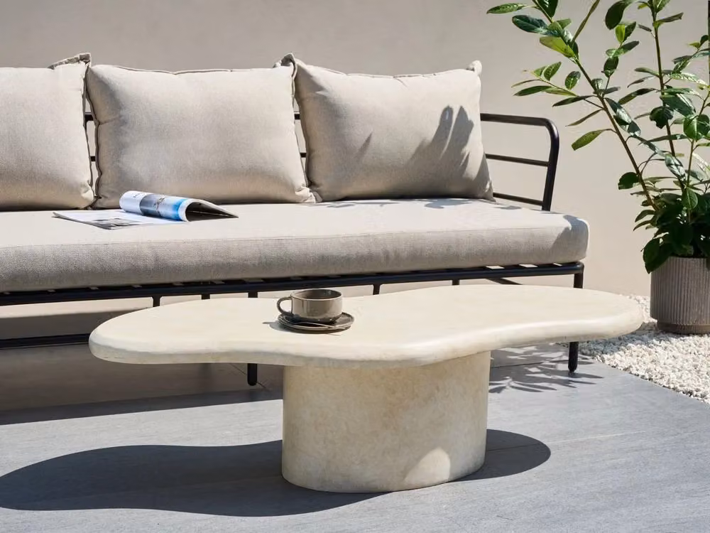 Tavolino d'angolo Beliani Bianco e Beige con design astratto per soggiorno e giardino L: 120 cm, P: 57 cm, H: 34 cm – 2