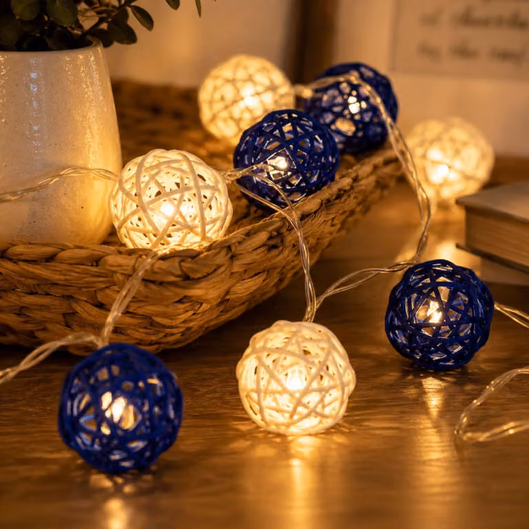 Catena luminosa, lunghezza 1,5 metri, 10 palline di rattan, alimentazione a batteria, colore blu/bianco