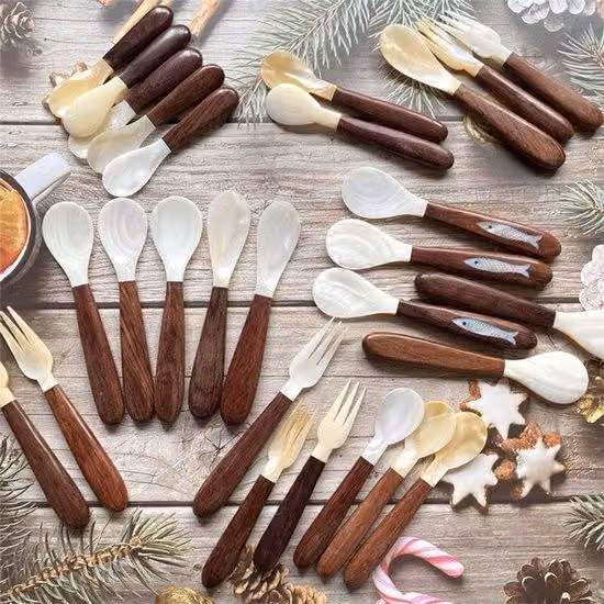 Cucchiaino da dessert in legno con manico in legno