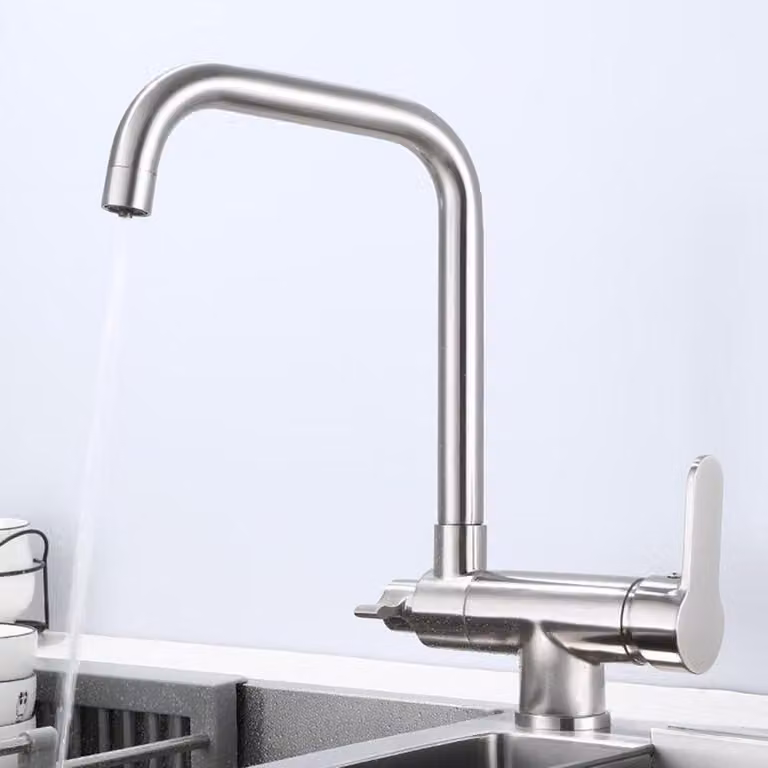 Rubinetto da cucina a tre vie con beccuccio girevole a 360°
