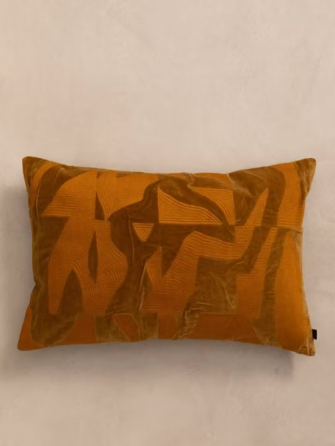 Cuscino Miles Kenay Home color senape in velluto e cotone, forma rettangolare, L: 60 cm, P: 40 cm, H: 40 cm
