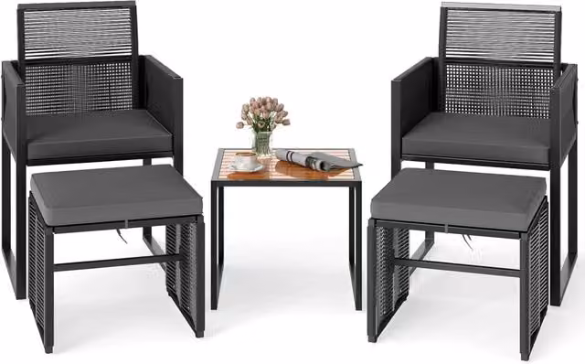 Set da esterno Costway in rattan PE composto da 5 pezzi con poltrone lounge, poggiapiedi, tavolino da caffè e cuscini imbottiti, disponibile in nero o grigio – 1