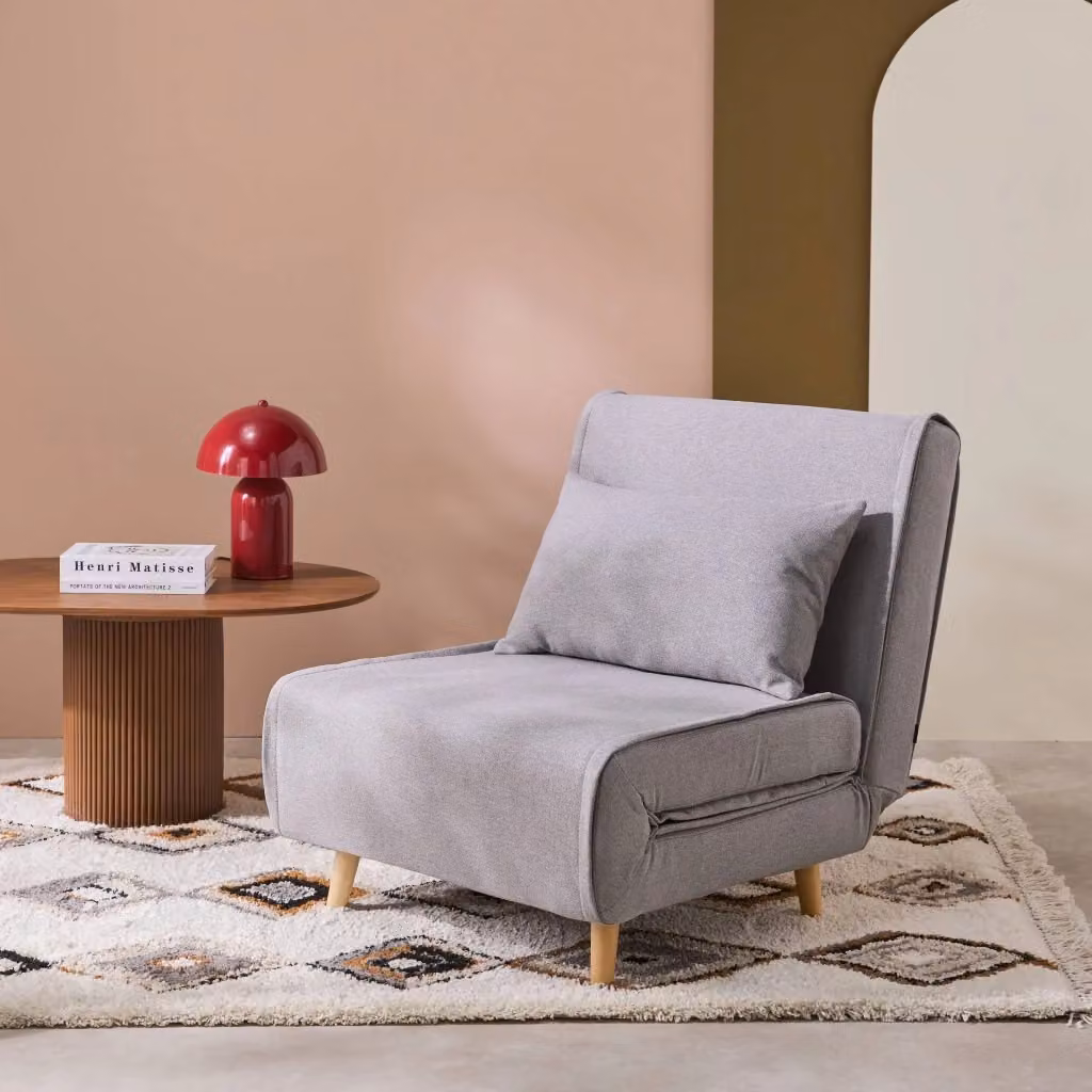 Poltrona letto convertibile Sweeek in tessuto grigio con struttura e piedi in legno di pino – 2