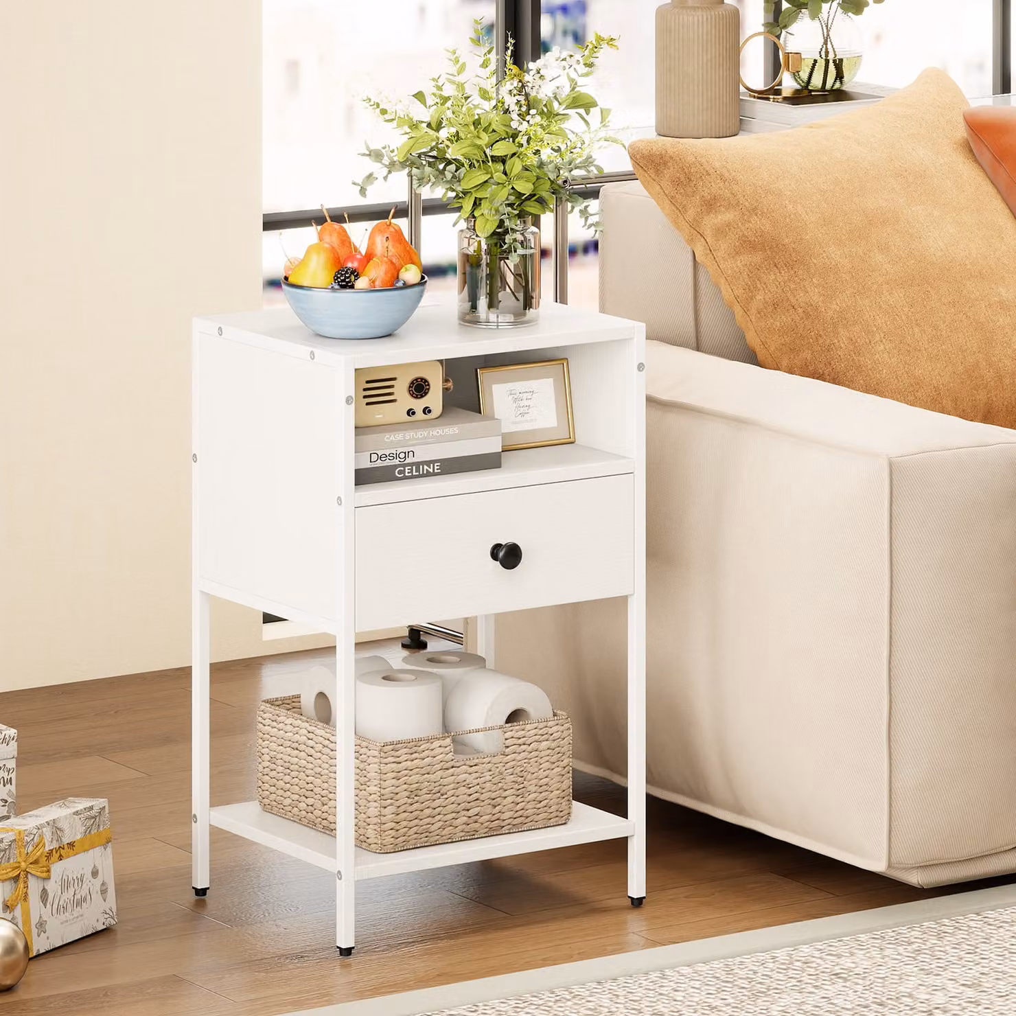 Comodino Costway in stile industriale con stazione di ricarica, scomparto aperto e cassetto, colore bianco