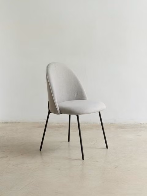 Sedia imbottita Tall Kenay Home grigia con struttura in metallo nero e finitura opaca