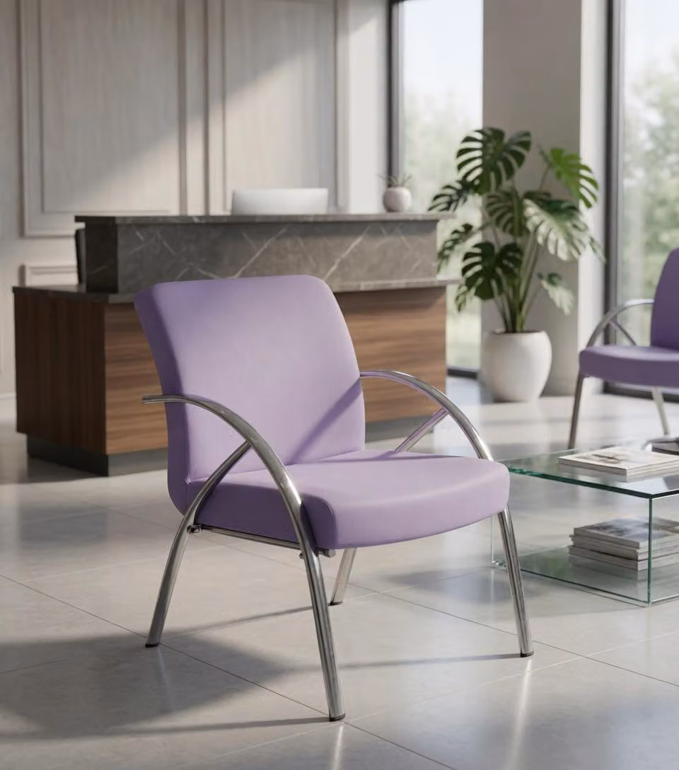 Sedia da ufficio viola con struttura cromata, comoda e moderna