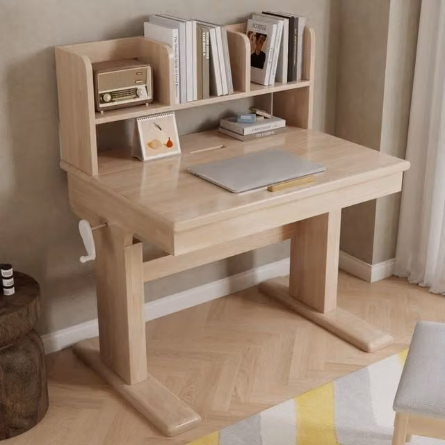 Scrivania per bambini regolabile in altezza a manovella con piano inclinabile in legno naturale 80 × 60 cm