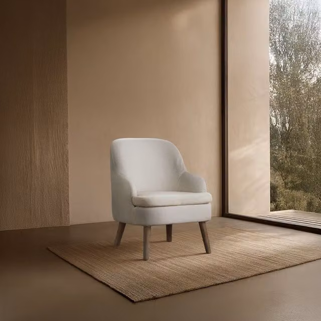 Poltrona da lettura Naivi Banak in tessuto beige con struttura in legno massello e braccioli – 1