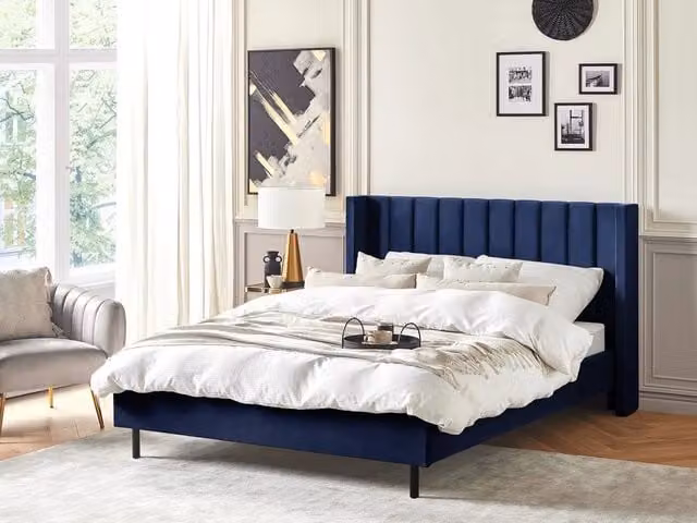 Letto matrimoniale Beliani in velluto blu con doghe in legno stile glamour L/P: 160 x 200 cm – 1
