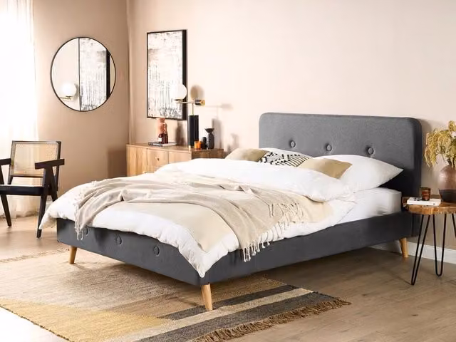 Letto Beliani moderno con struttura imbottita in tessuto grigio e gambe in legno di quercia oliato L/P/H: 160 x 200 cm