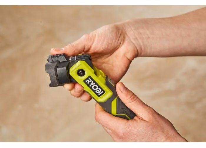 Torcia a LED RYOBI da 4V, alimentata a batteria al litio, senza batteria né caricabatterie inclusi, modello RLP4-0