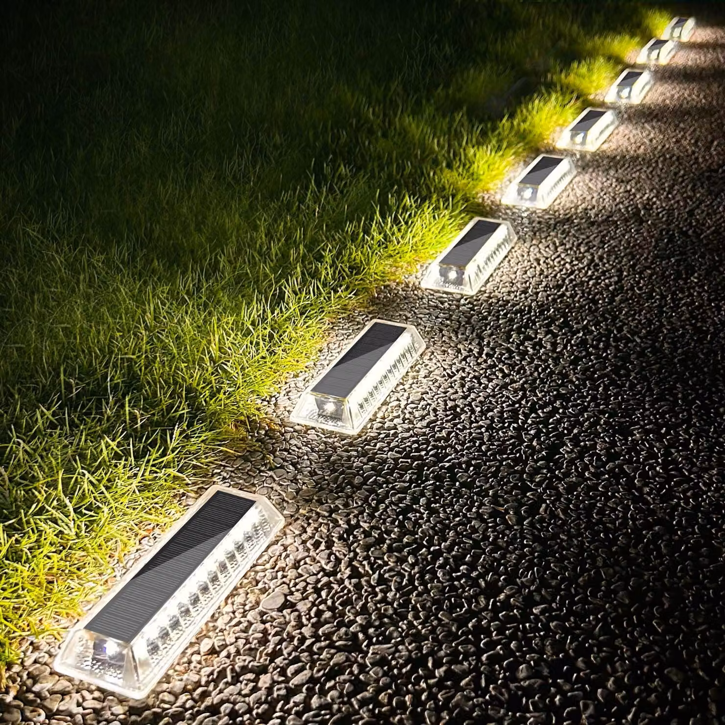 Lampade da giardino solari, confezione da 8, 50 lumen, luce bianca fredda 6000 K, grado di protezione IP68