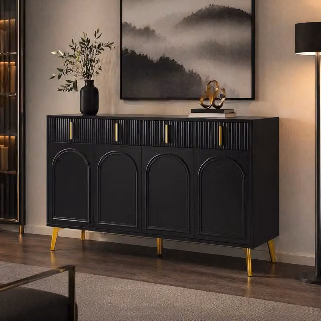 Credenza nera in MDF con 4 ante; 4 cassetti e ripiani regolabili; dettagli dorati; 140 x 38 x 82 cm