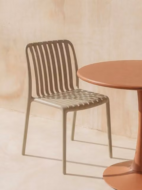 Sedia da giardino Arola beige Kenay Home impilabile in plastica moderna