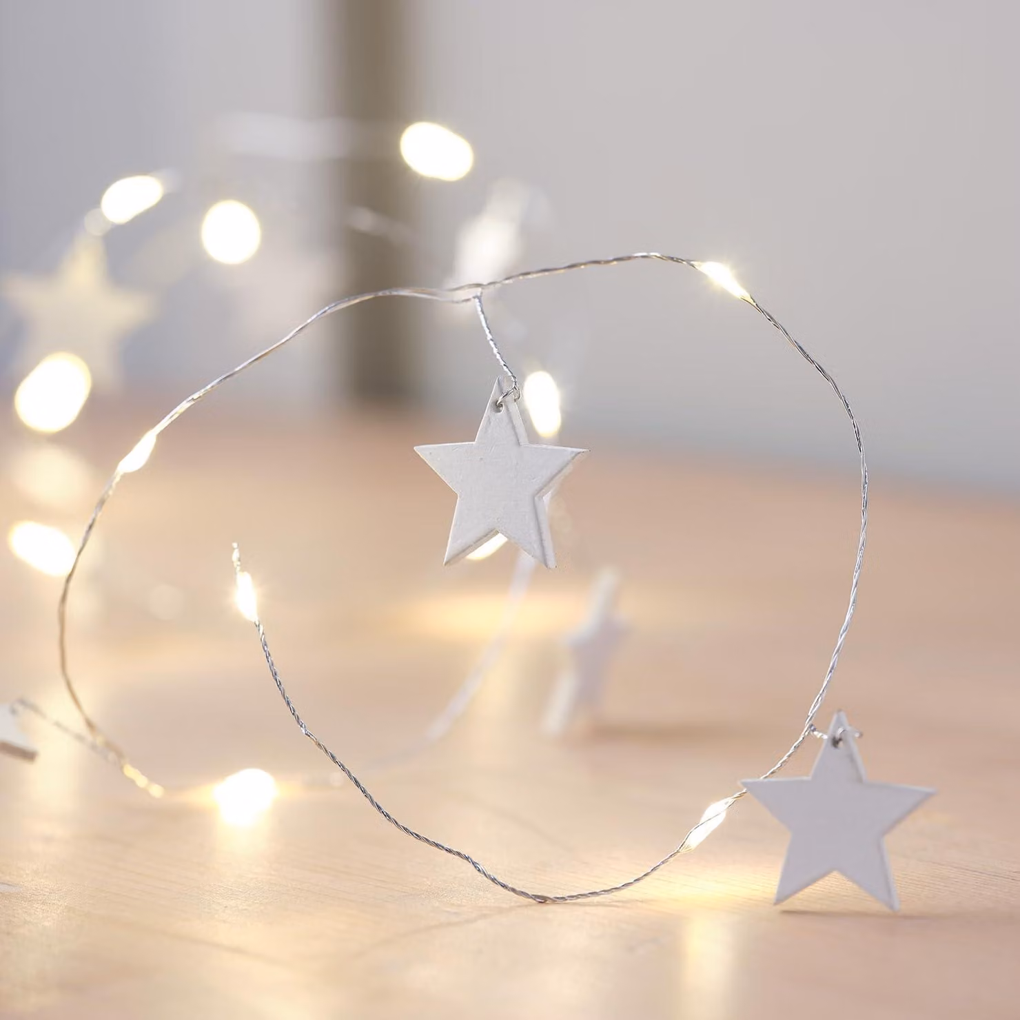 Catena luminosa con 20 stelle di legno bianco caldo, micro LED e timer, lunghezza 1,9 metri