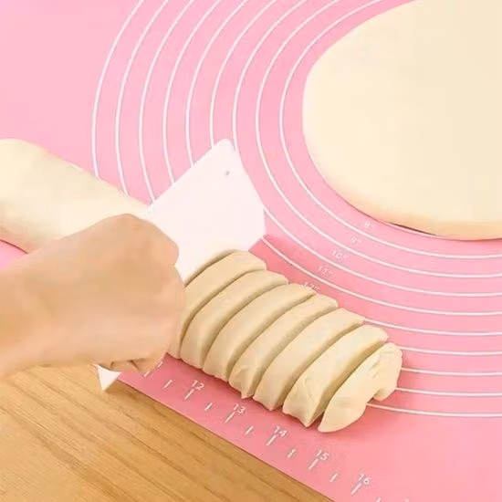 Tappetino da forno in silicone rosa per un uso versatile in cucina