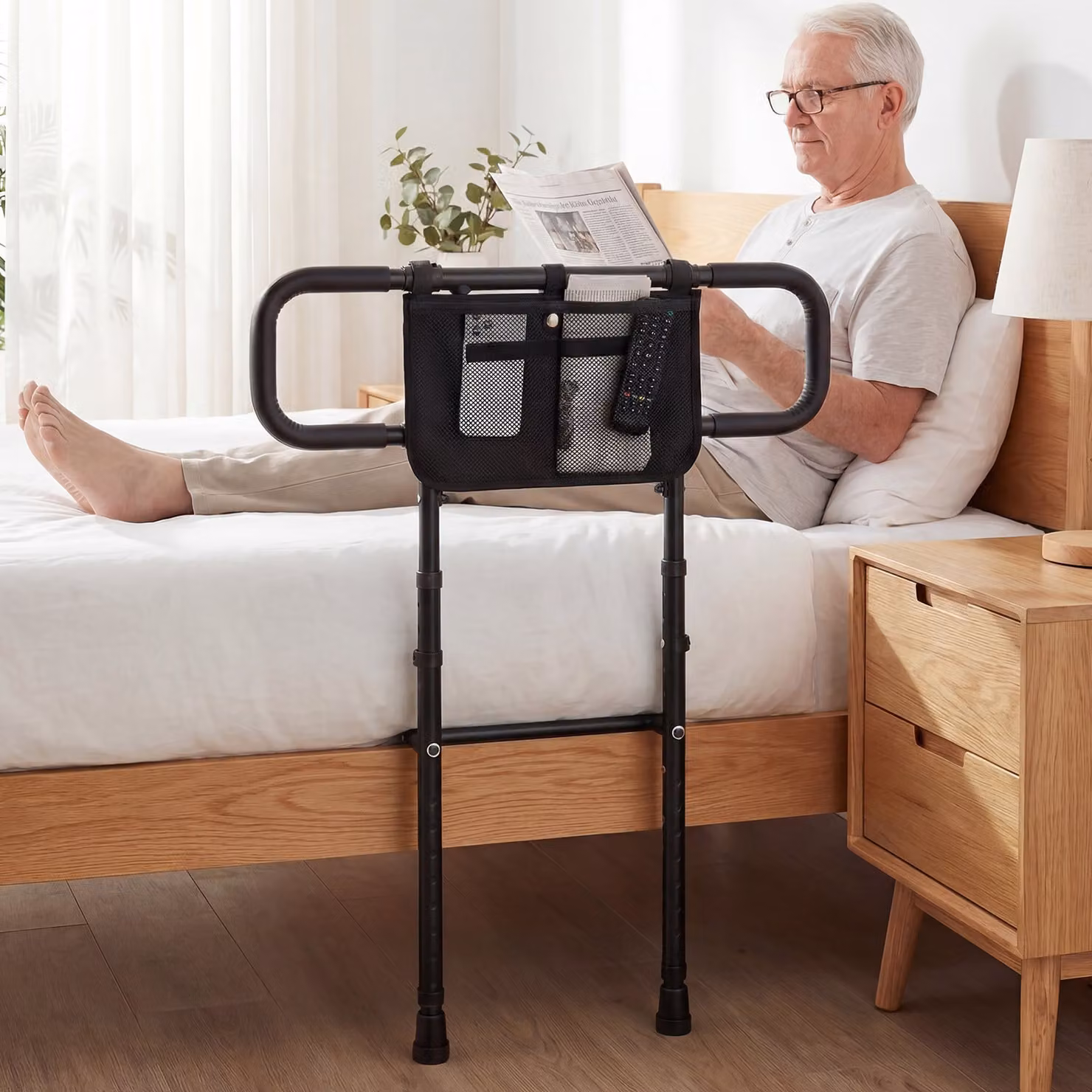 Sponda letto pieghevole per anziani Costway con maniglie imbottite, base a U, tasca rimovibile e cintura di fissaggio, Nero