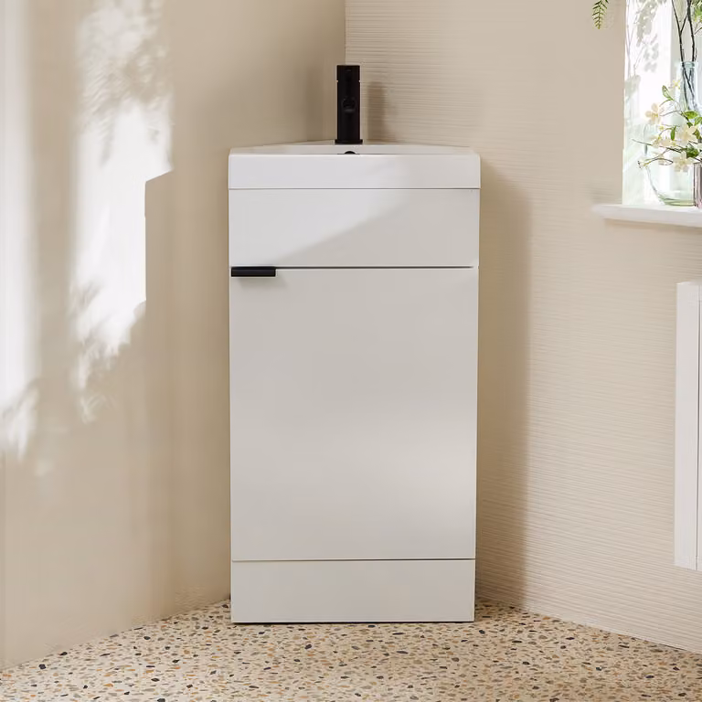 Mobile Bagno a Terra Angolare Bianco da 450mm con Lavabo e Maniglia Moderna Nera con Impugnatura a Dito - Cluo