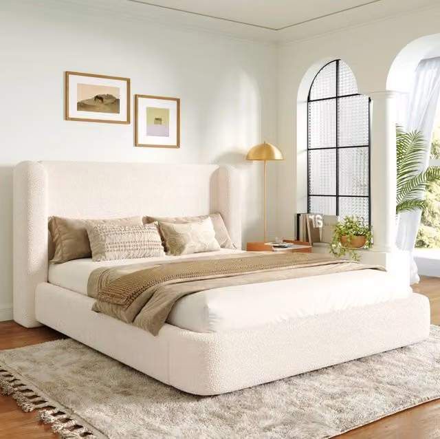 Letto matrimoniale imbottito con rete a doghe; bouclé beige