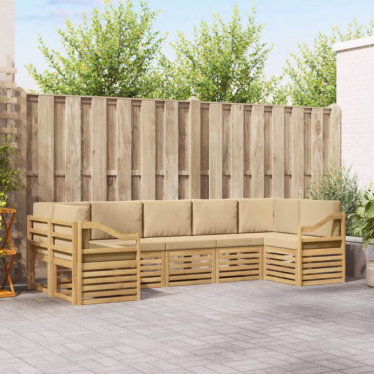 Set di divani da esterno vidaXL a forma di L composto da 7 pezzi in legno di acacia con cuscini bianchi e beige