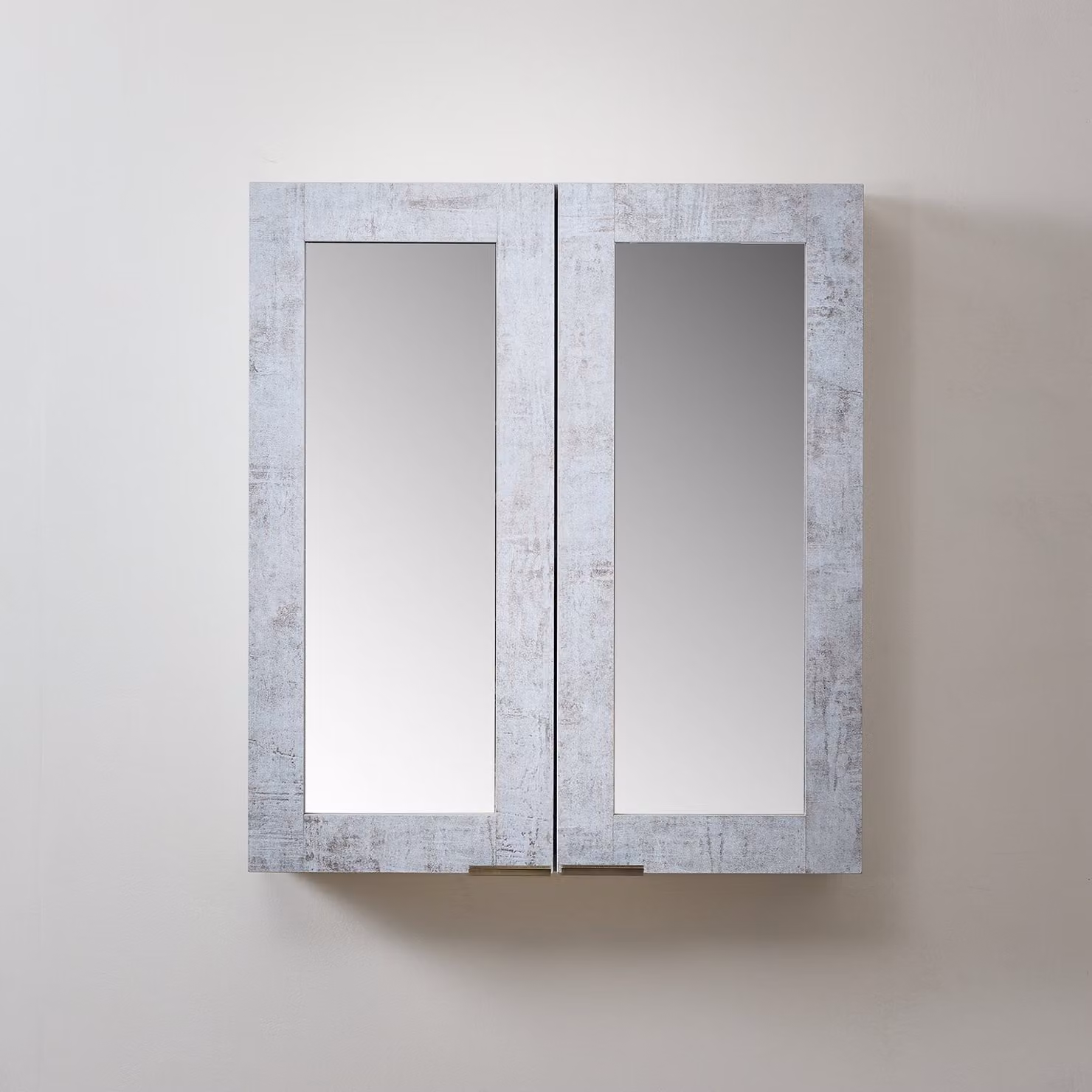 Mobiletto a Specchio da 900mm x 650mm Grigio Cemento - Completo di Maniglie con Impugnature a Dito in Ottone Spazzolato - Cluo