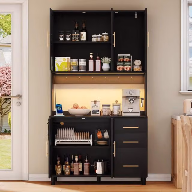 Credenza Zephmum in stile Mid Century con illuminazione LED integrata, dettagli in rattan e maniglie dorate, colore nero multicolore, L: 183 cm