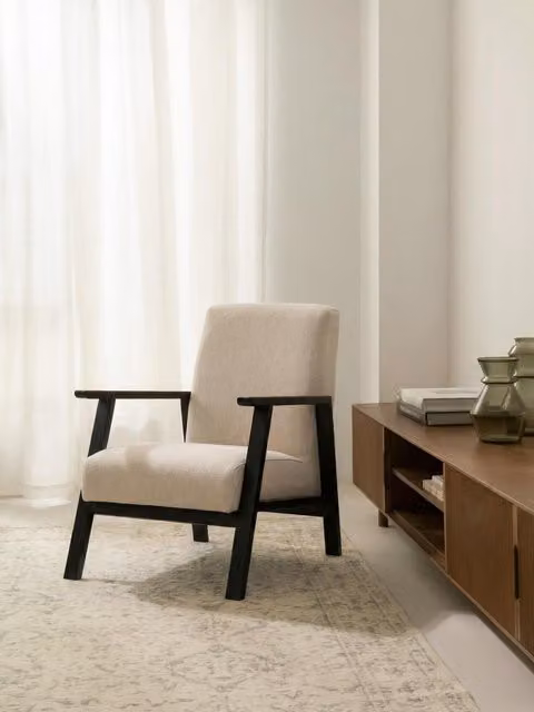 Poltrona Wood nera con braccioli in tessuto e legno Kenay Home L: 64 cm, P: 76,5 cm, H: 86,5 cm – 1