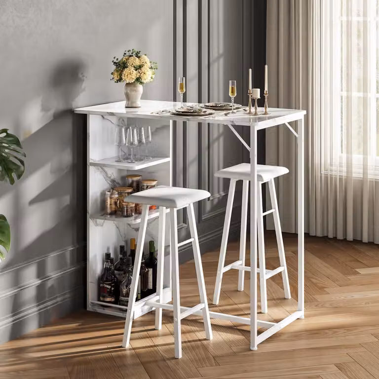 Set da bar composto da un tavolo e due sgabelli, finitura bianco marmo/poliuretano, stile industriale, con portabicchieri e ripiano