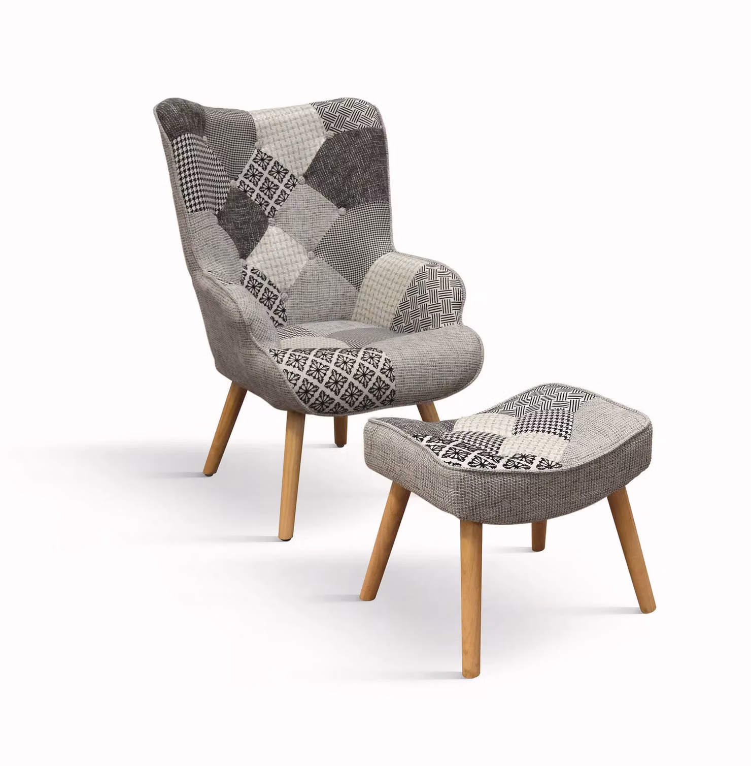 Poltrona HAVANA in tessuto patchwork grigio e gambe in legno, con poggiapiedi