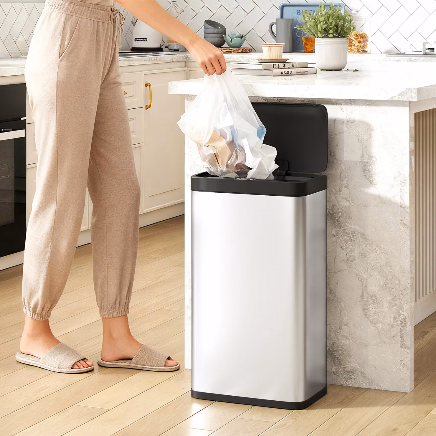 Pattumiera HOMCOM con sensore di movimento e coperchio soft-close, capacità 45 L, Acciaio Inox Argento – 2