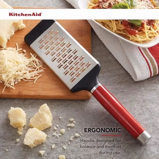 Raspacuore KitchenAid in acciaio inossidabile rosso e nero, grattugia fine, L: 30 cm, P: 7 cm