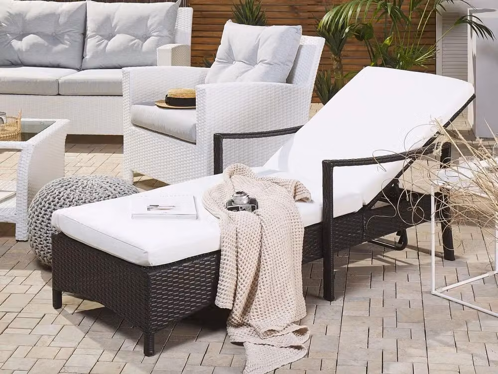 Lettino da esterno Beliani in polyrattan marrone e bianco con cuscino in tessuto poliestere resistente ai raggi UV e schienale regolabile – 2
