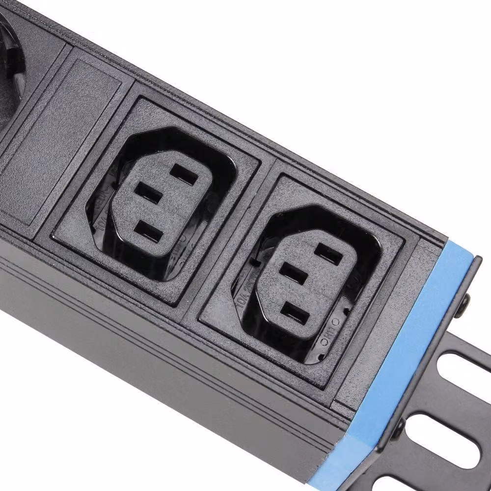 Adam Hall Cables PDU 14S MOUNT - Barra di alimentazione, 12 prese, con interruttore, colore nero