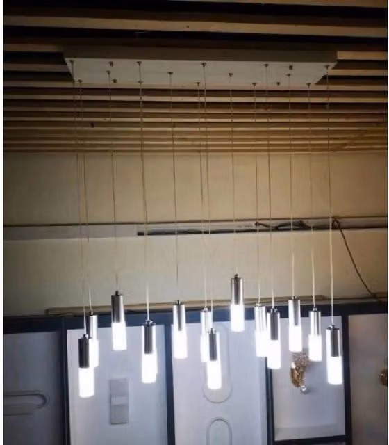 Lampadario a sospensione Trade Shop con 14 cilindri pendenti in design moderno, luce LED bianco freddo 6500k, colore argento e bianco