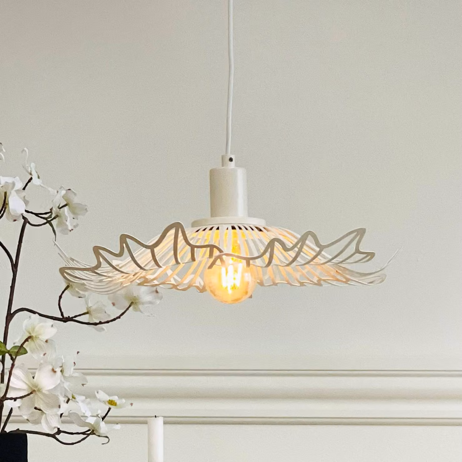 Dyberg Larsen Lampada a sospensione Flora, dimmerabile, Bianco / Opale, Soggiorno / Sala da pranzo, Metallo, Design, Lampada a sospensione