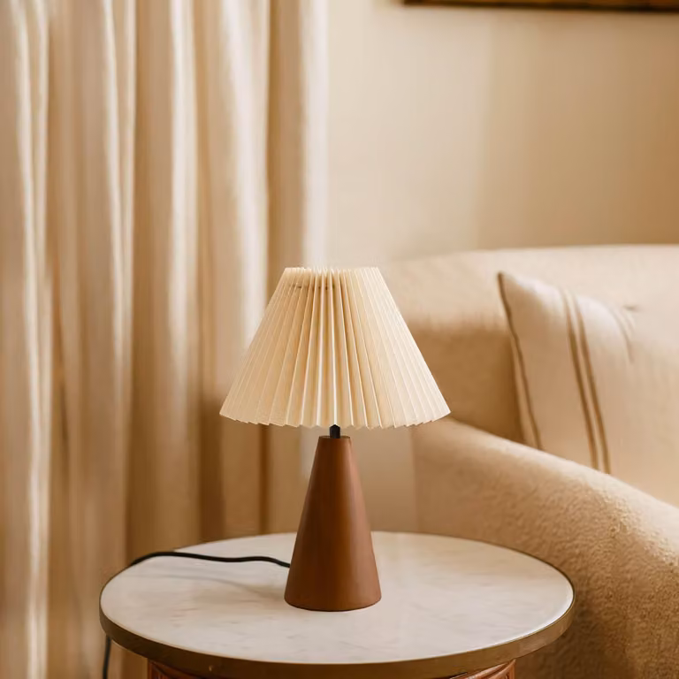 Opviq, lampada da tavolo di alta qualità con struttura in legno, color crema e noce, altezza 35 cm, Ø 22 cm, cavo da 100 cm, attacco E27, max. 40 W, IP20 | Design scandinavo per interni moderni.