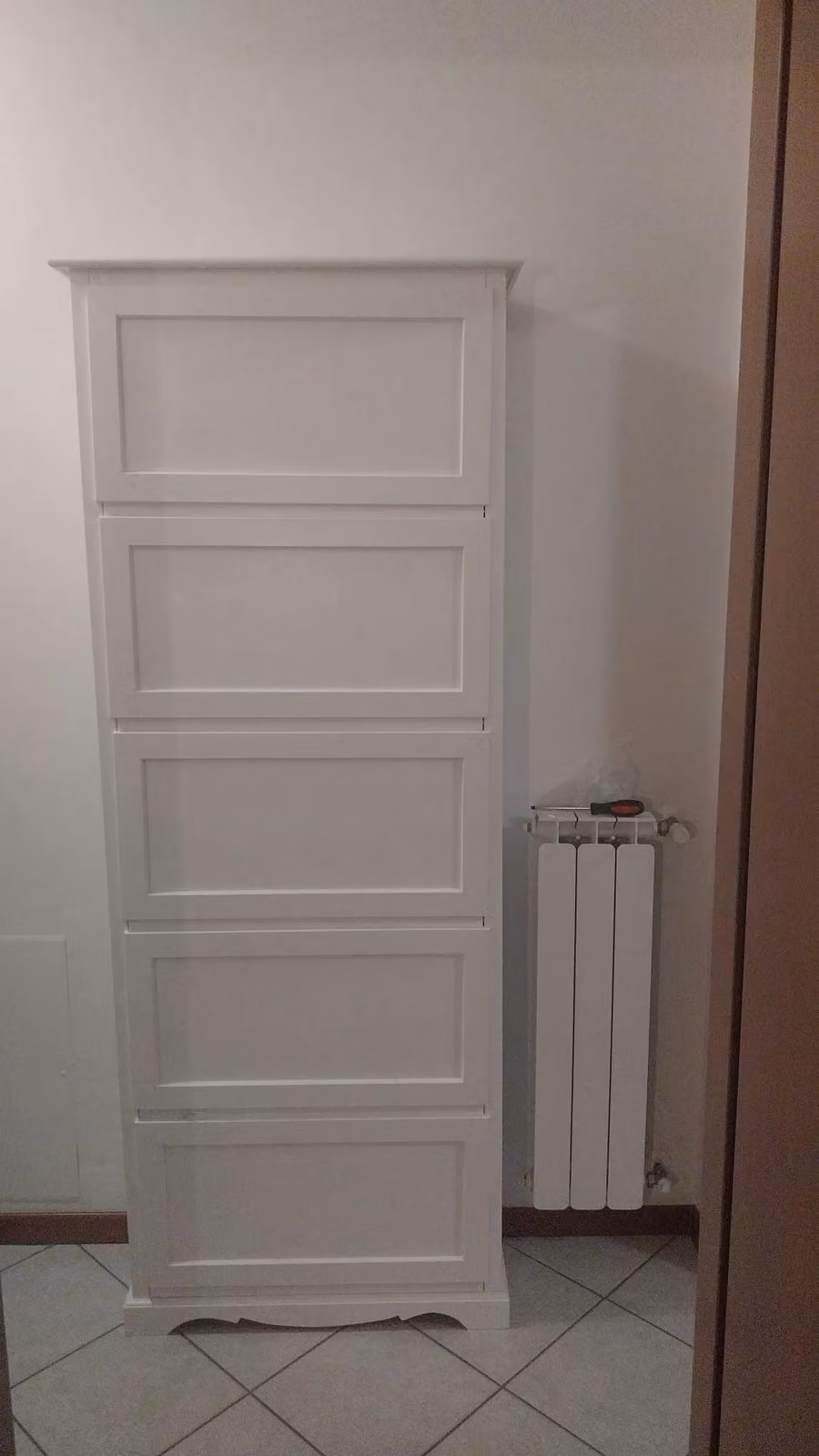 Scarpiera Mobili 2G in legno stile arte povera con 5 ante ribalta bianca L: 79 cm, P: 30 cm, H: 210 cm – 2