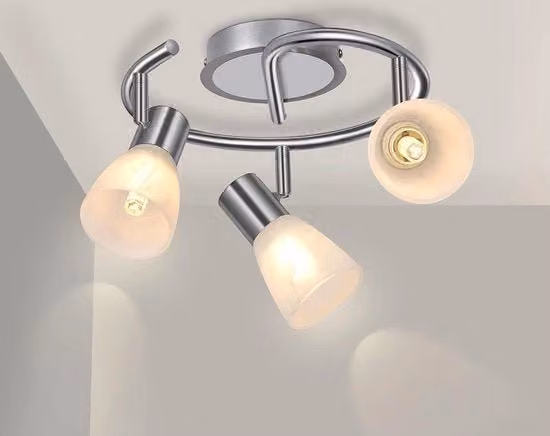 Lampada da soffitto LED moderna in metallo e vetro color argento con 3 punti luce regolabili e diffusori bianchi per soggiorno, cucina o bagno